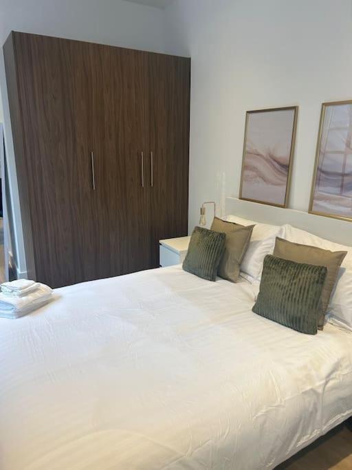 Stylish Spacious Studio, London- Zone 1 Apartment *